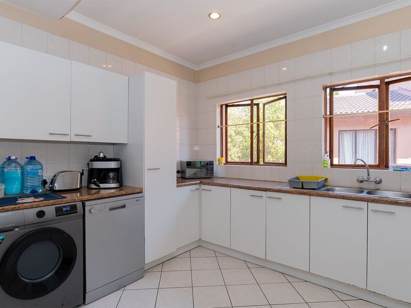 Secure and Spacious 2-Bedroom Duplex in Buurendal, Edenvale! - Photo 10