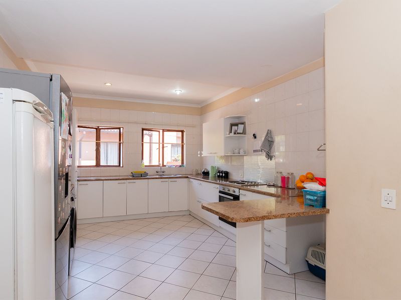 Secure and Spacious 2-Bedroom Duplex in Buurendal, Edenvale! - Photo 2