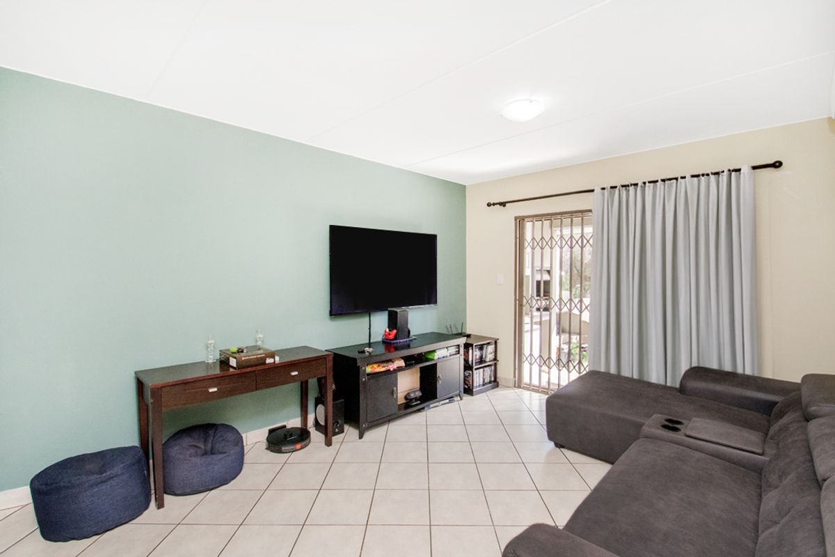 Charming 2-Bedroom Townhouse in Sought-After Helderkruin! - Photo 3