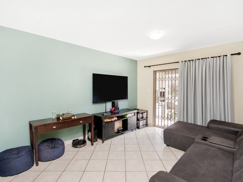 Charming 2-Bedroom Townhouse in Sought-After Helderkruin! - Photo 2