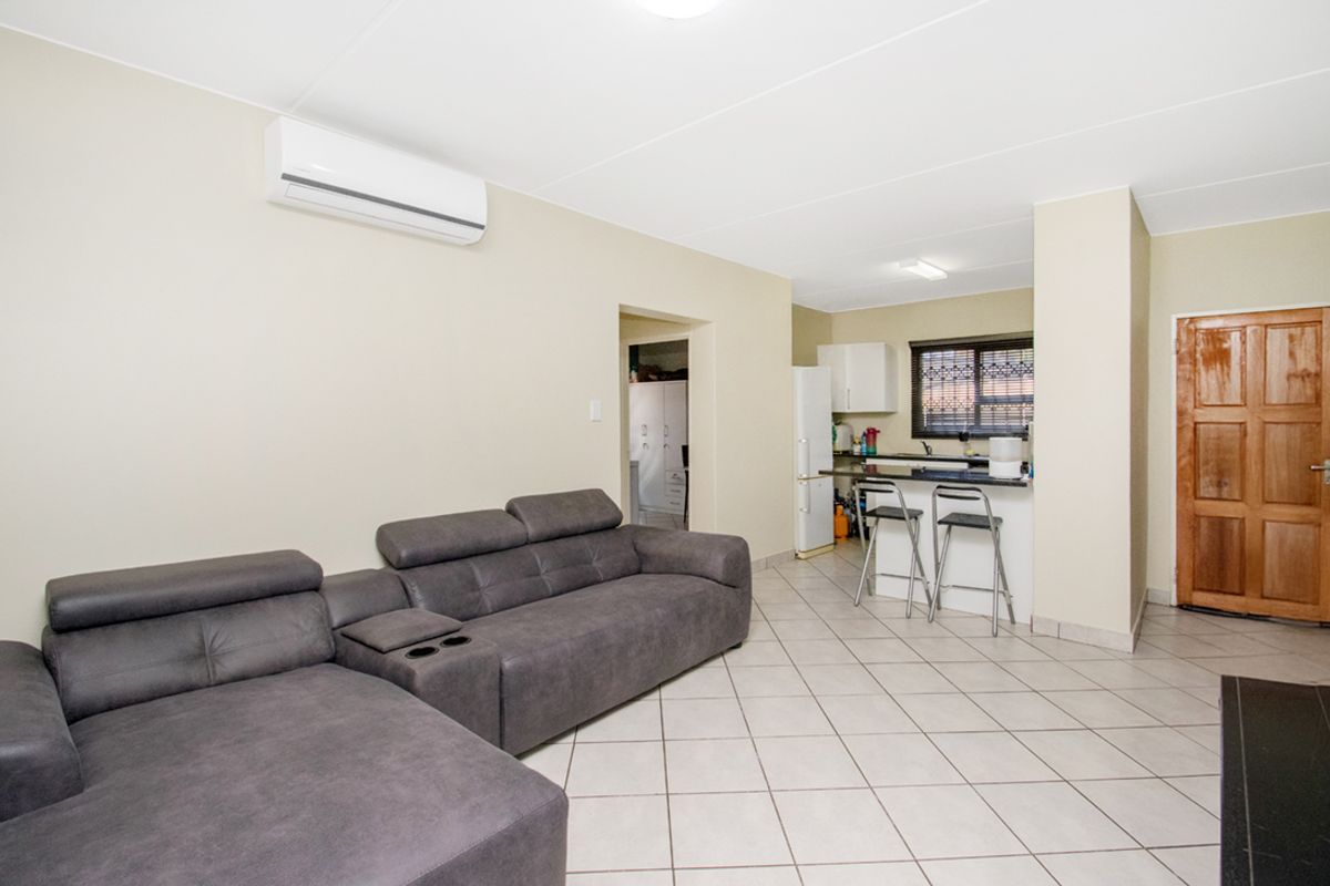 Charming 2-Bedroom Townhouse in Sought-After Helderkruin! - Photo 2