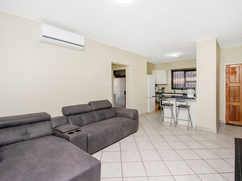 Charming 2-Bedroom Townhouse in Sought-After Helderkruin! - Photo 3
