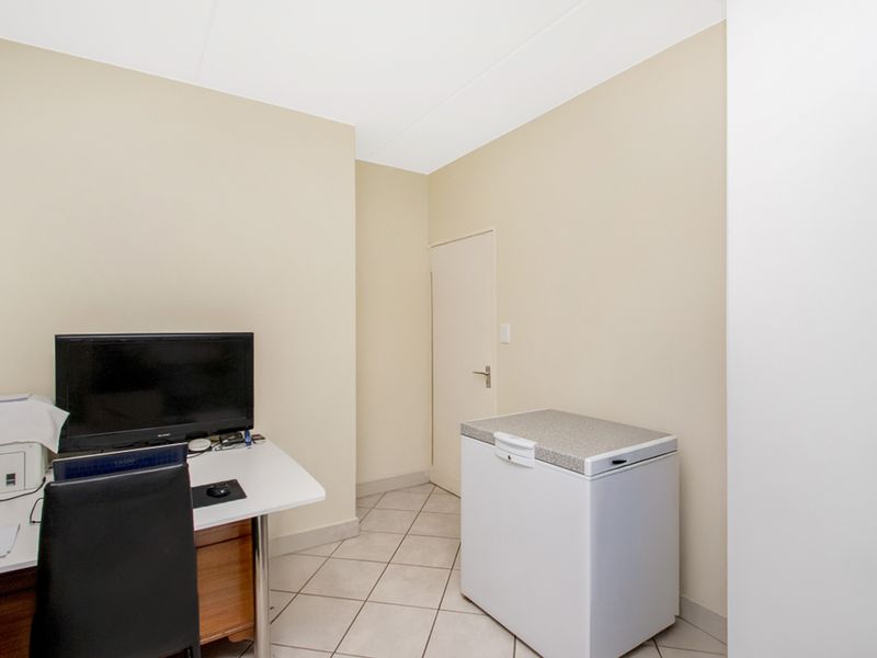 Charming 2-Bedroom Townhouse in Sought-After Helderkruin! - Photo 10