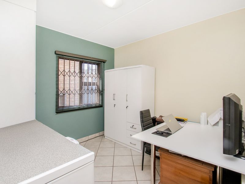 Charming 2-Bedroom Townhouse in Sought-After Helderkruin! - Photo 9