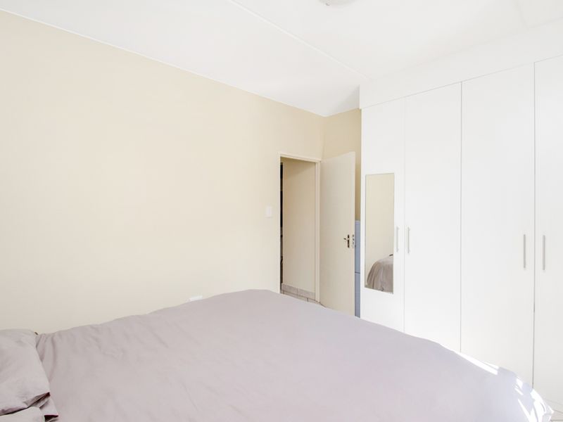 Charming 2-Bedroom Townhouse in Sought-After Helderkruin! - Photo 8