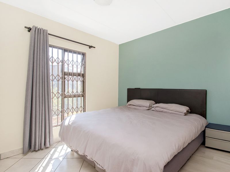 Charming 2-Bedroom Townhouse in Sought-After Helderkruin! - Photo 7