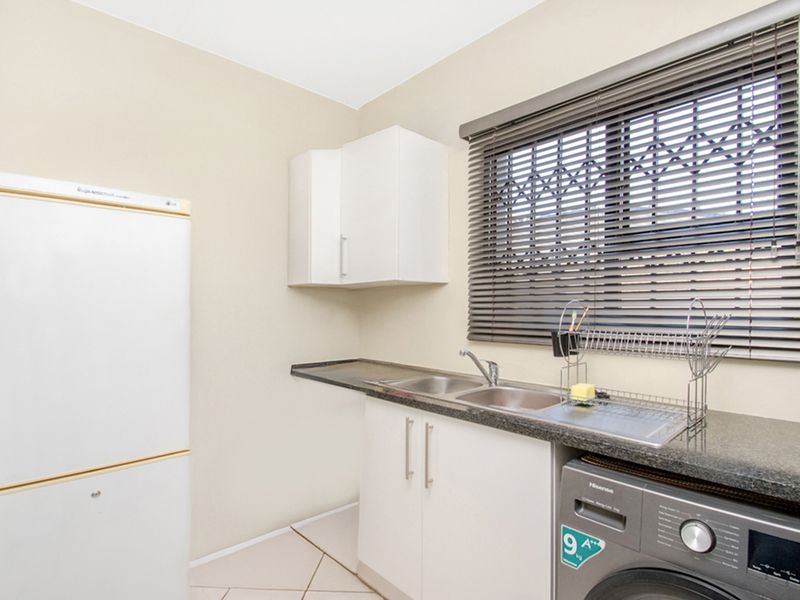 Charming 2-Bedroom Townhouse in Sought-After Helderkruin! - Photo 6