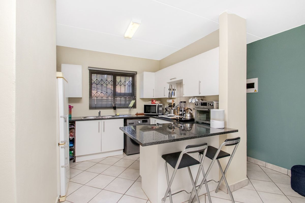 Charming 2-Bedroom Townhouse in Sought-After Helderkruin! - Photo 4