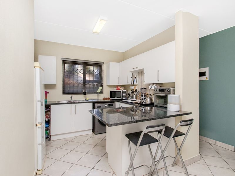 Charming 2-Bedroom Townhouse in Sought-After Helderkruin! - Photo 4