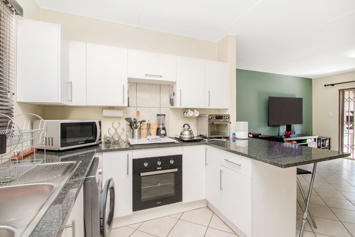 Charming 2-Bedroom Townhouse in Sought-After Helderkruin! - Photo 5