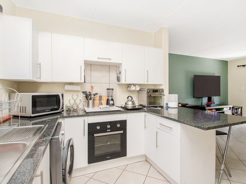 Charming 2-Bedroom Townhouse in Sought-After Helderkruin! - Photo 5