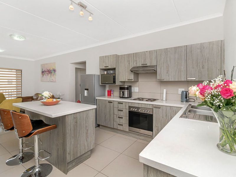 Modern 2 Bedroom, 2 Bathroom Apartment for sale in Midrand - Photo 3