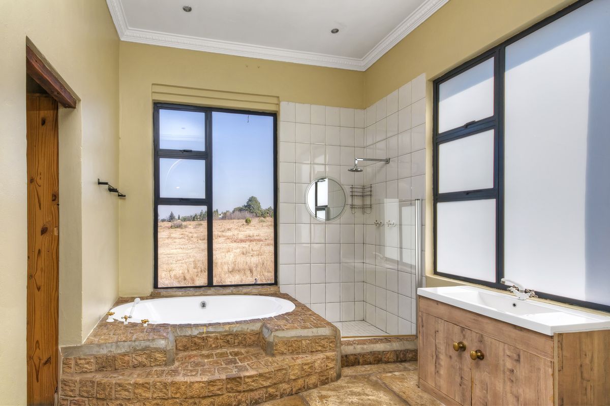 Large family home Italian style property - Photo 5