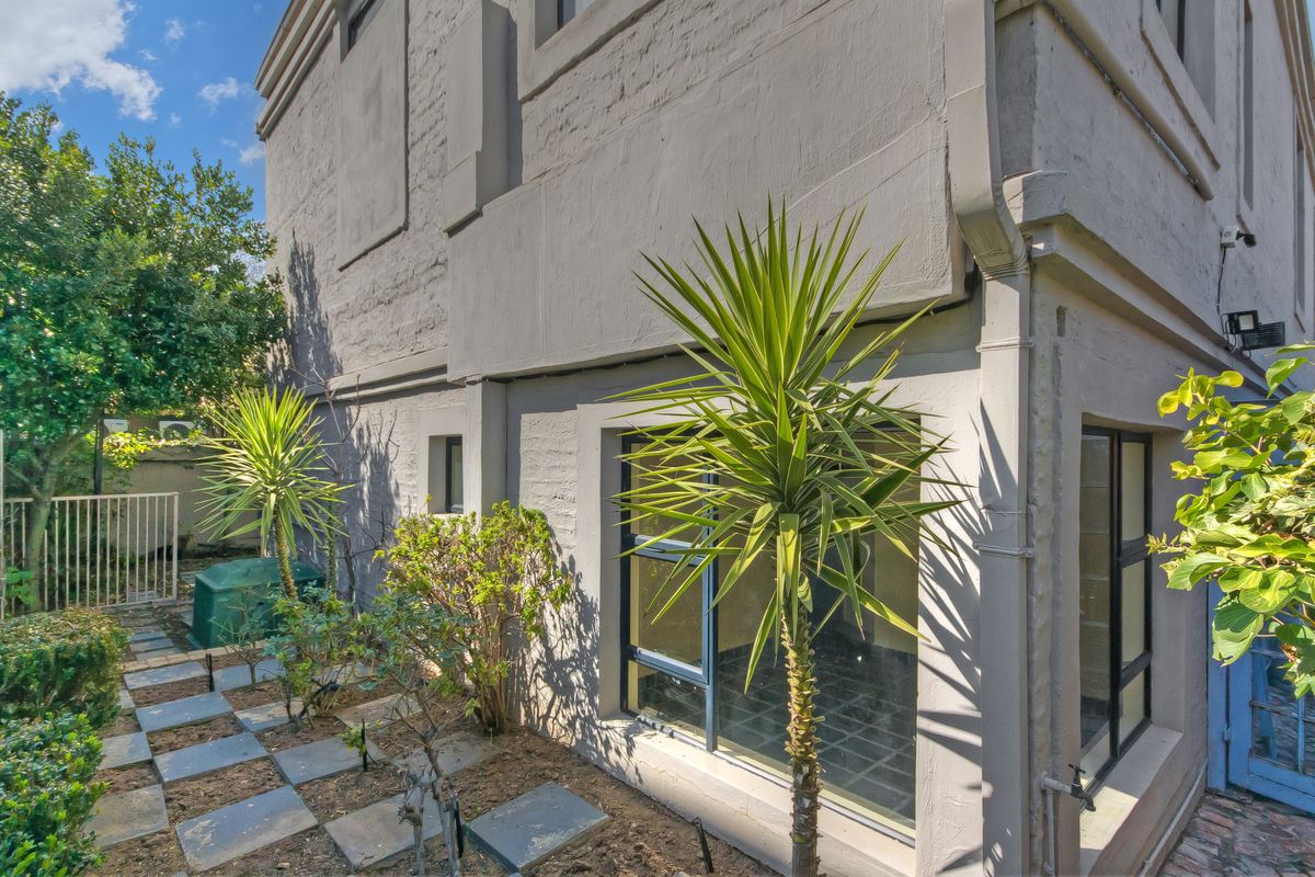 Large family home Italian style property - Photo 4
