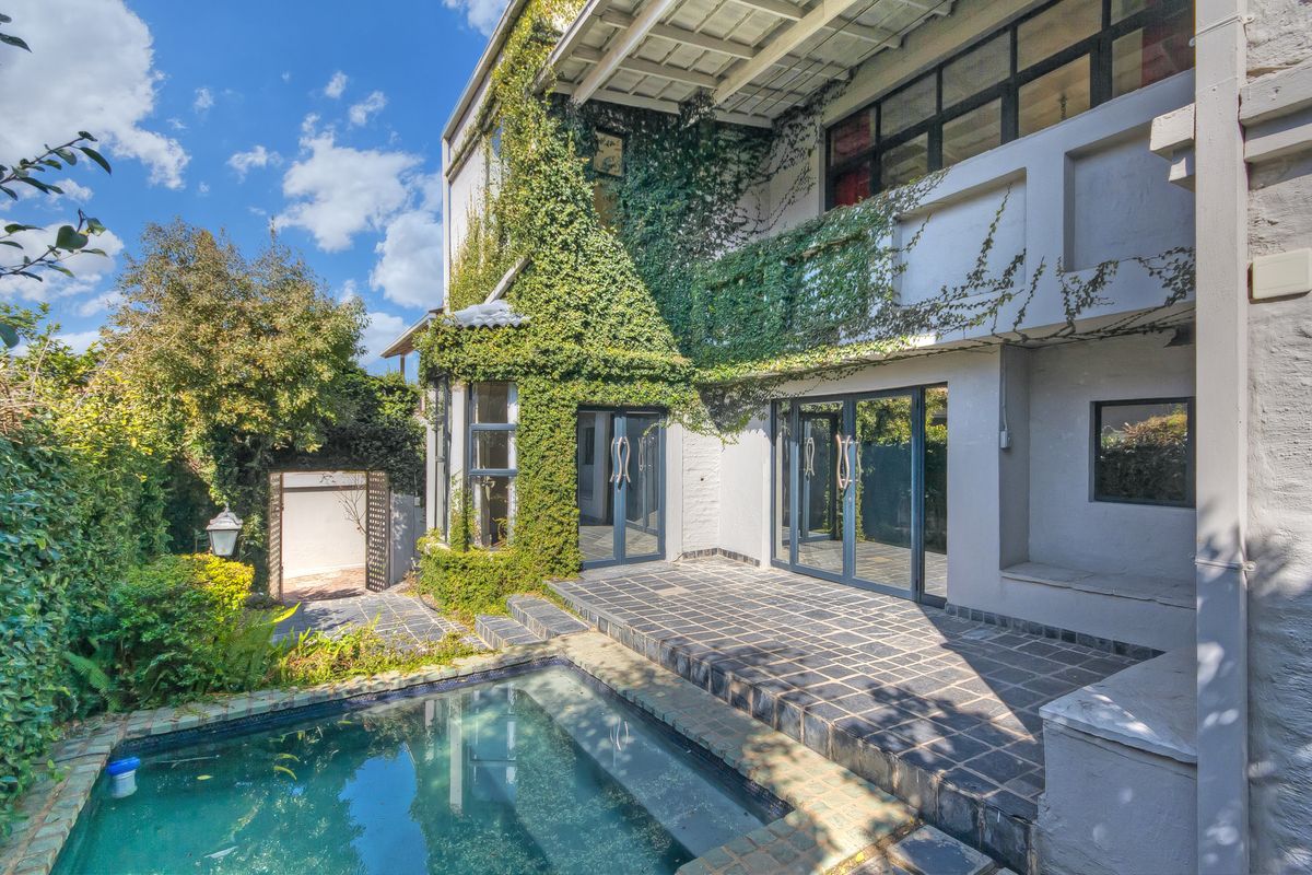 Large family home Italian style property - Photo 2