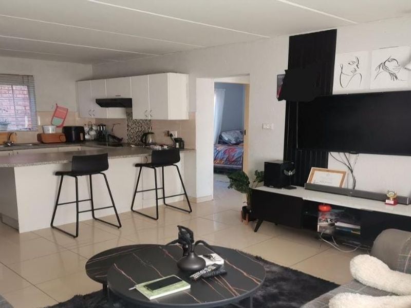 2-Bedroom Unit for Sale in Chloorkop, Kempton Park - Photo 2