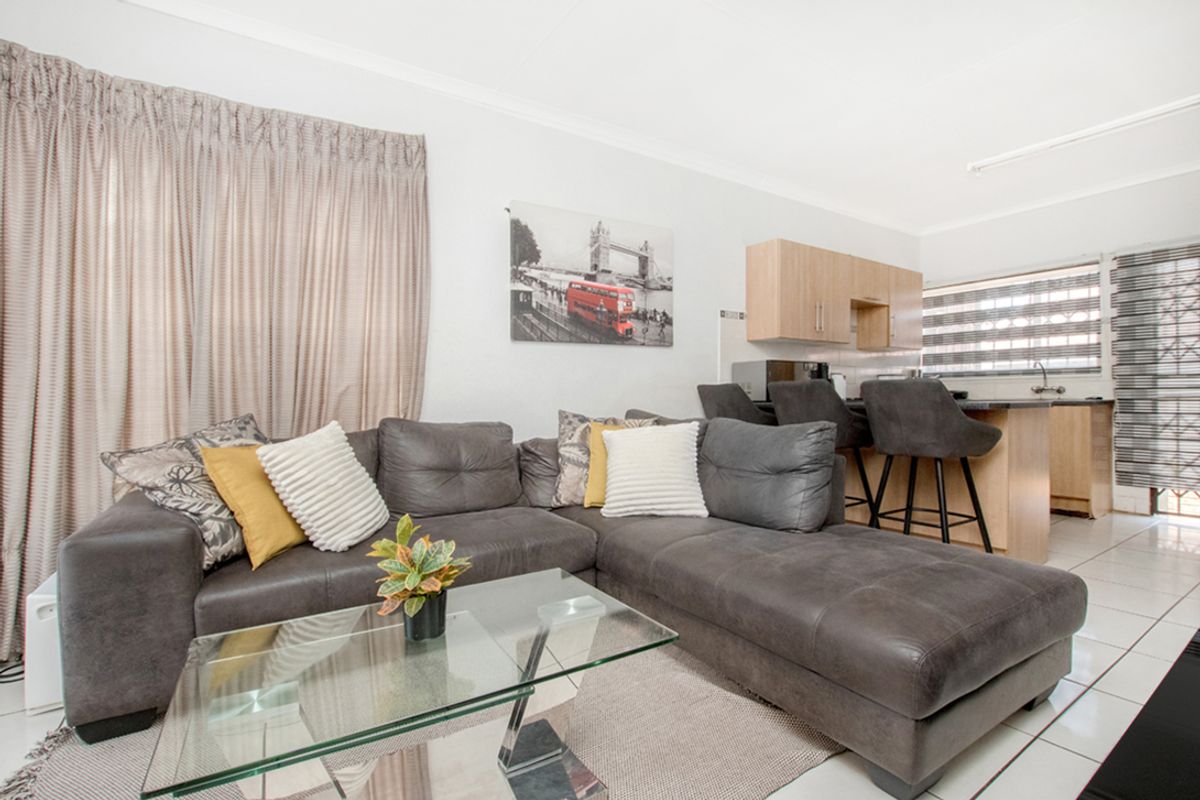 3 bedroom, 1 bathroom home - Photo 4