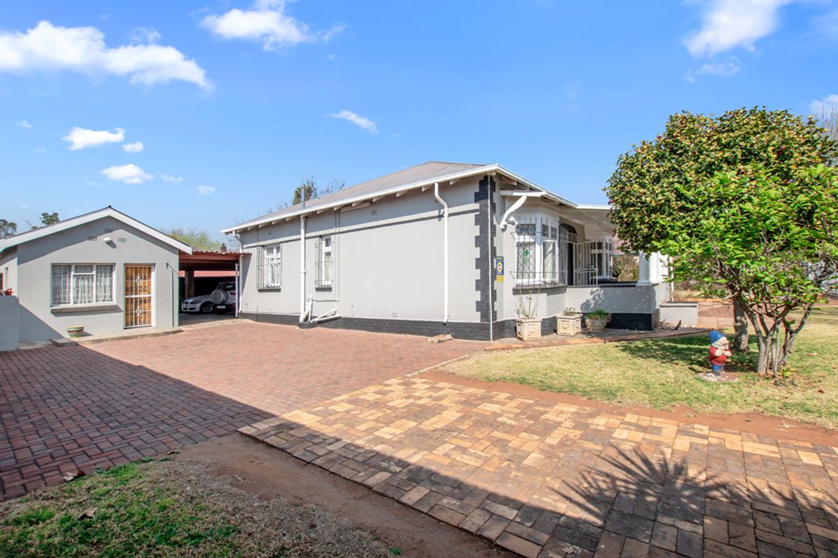 Perfectly maintained golden oldie, an absolute must see! Neat as a pin! - Photo 2