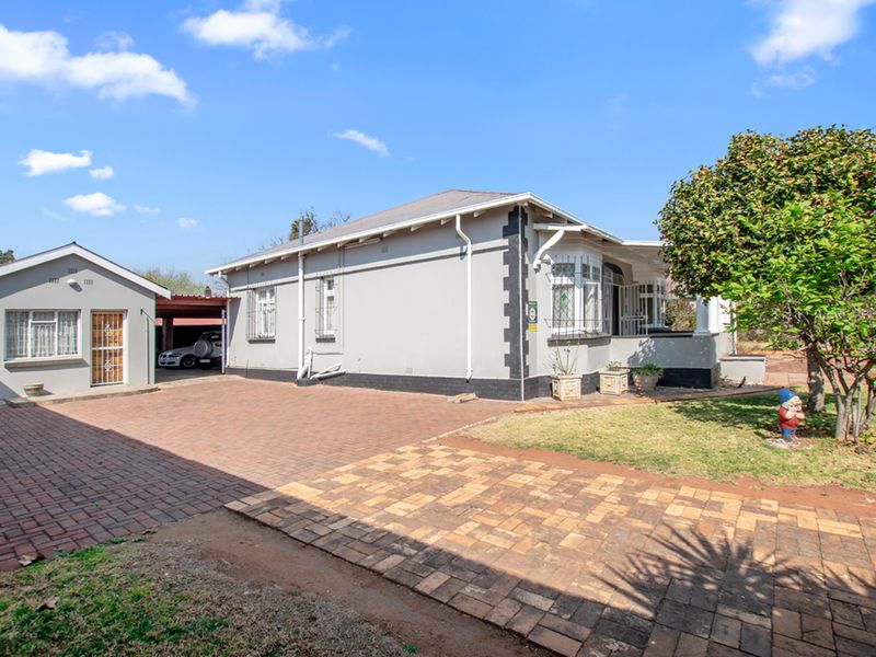 Perfectly maintained golden oldie, an absolute must see! Neat as a pin! - Photo 2