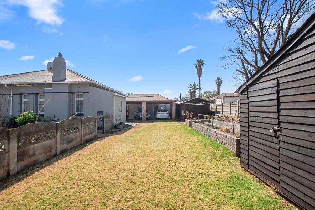 Perfectly maintained golden oldie, an absolute must see! Neat as a pin! - Photo 3