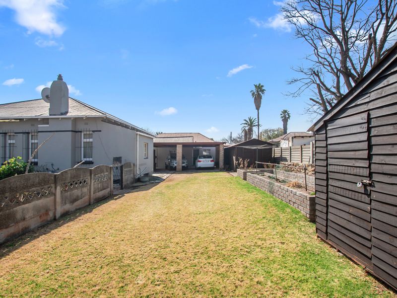 Perfectly maintained golden oldie, an absolute must see! Neat as a pin! - Photo 3