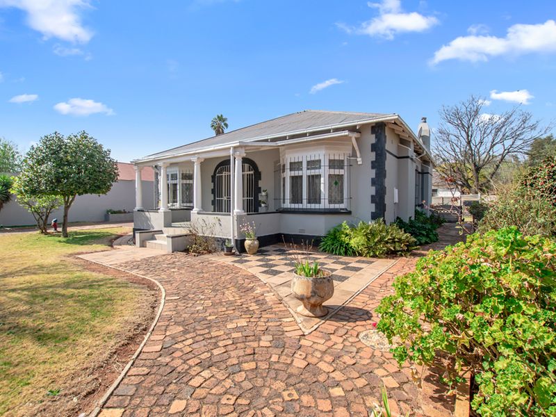 Perfectly maintained golden oldie, an absolute must see! Neat as a pin! - Photo 1