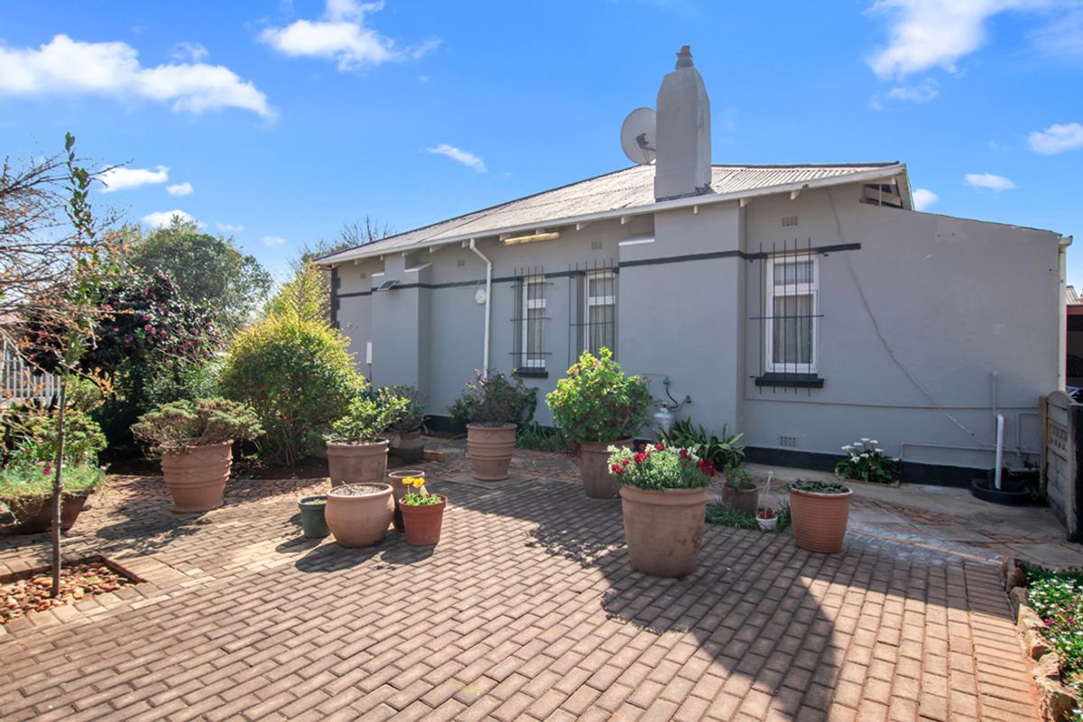 Perfectly maintained golden oldie, an absolute must see! Neat as a pin! - Photo 4