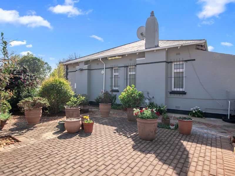 Perfectly maintained golden oldie, an absolute must see! Neat as a pin! - Photo 4