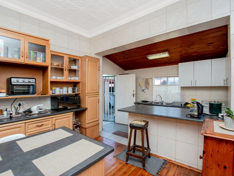 Perfectly maintained golden oldie, an absolute must see! Neat as a pin! - Photo 10