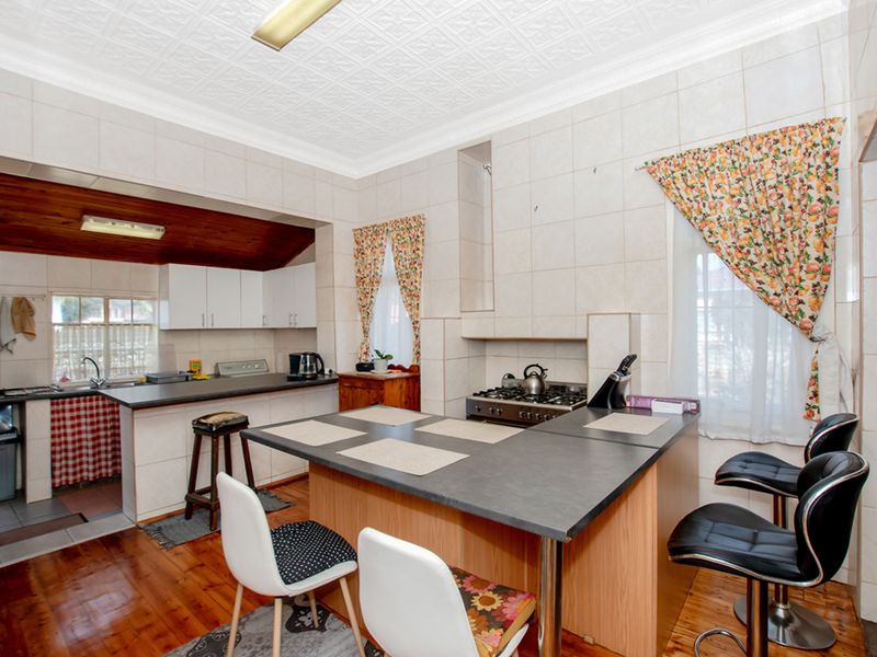 Perfectly maintained golden oldie, an absolute must see! Neat as a pin! - Photo 9