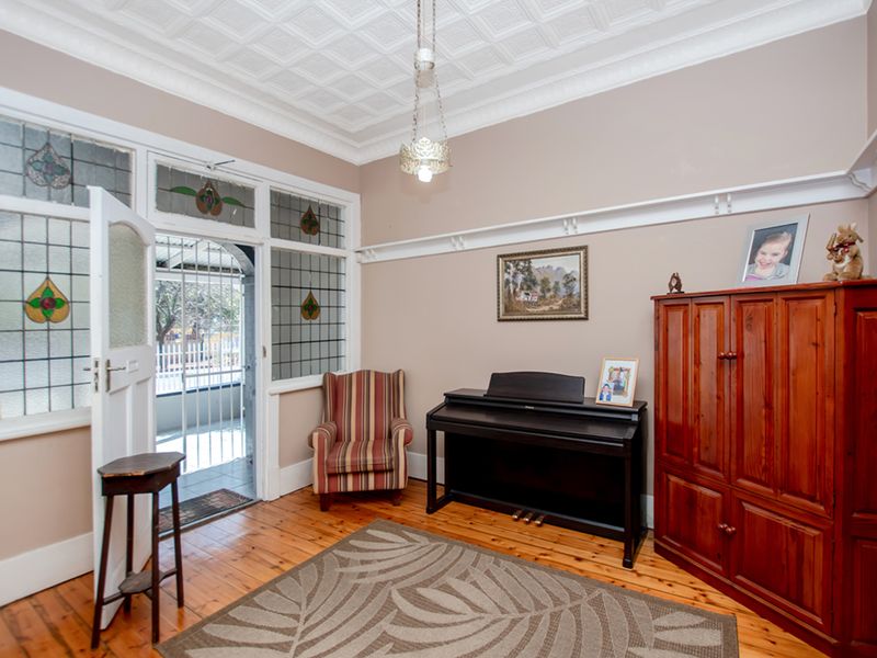 Perfectly maintained golden oldie, an absolute must see! Neat as a pin! - Photo 6