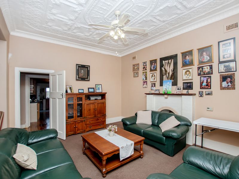 Perfectly maintained golden oldie, an absolute must see! Neat as a pin! - Photo 8