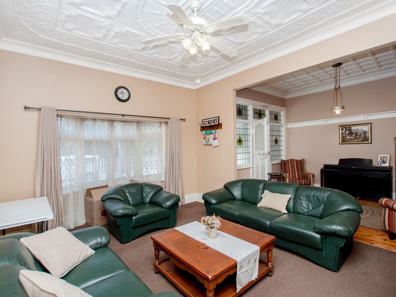 Perfectly maintained golden oldie, an absolute must see! Neat as a pin! - Photo 7