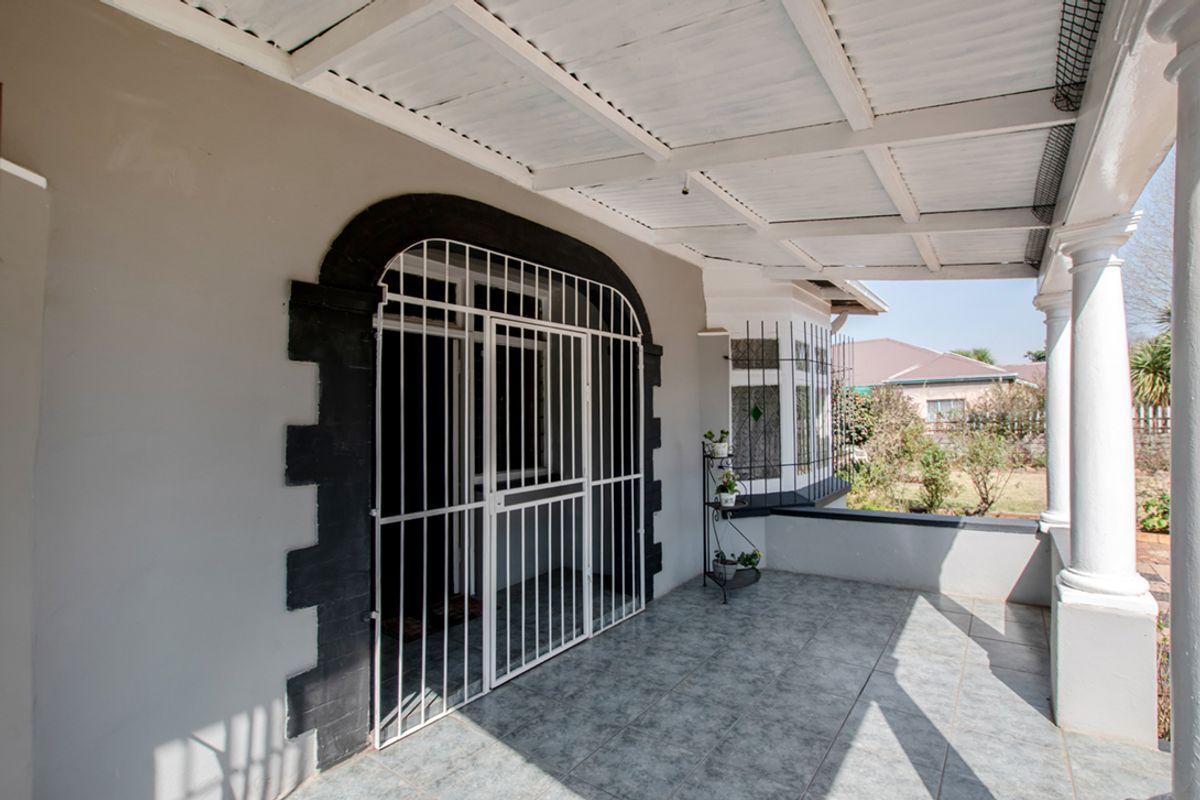 Perfectly maintained golden oldie, an absolute must see! Neat as a pin! - Photo 5