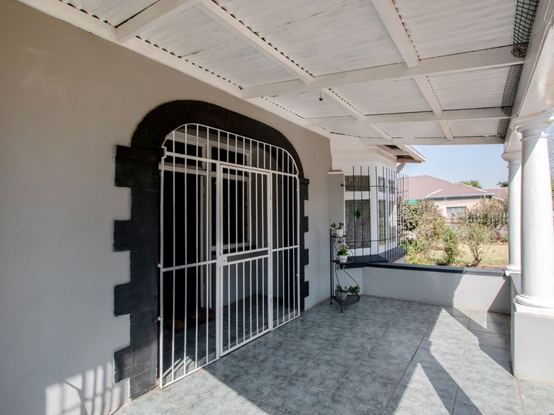 Perfectly maintained golden oldie, an absolute must see! Neat as a pin! - Photo 5
