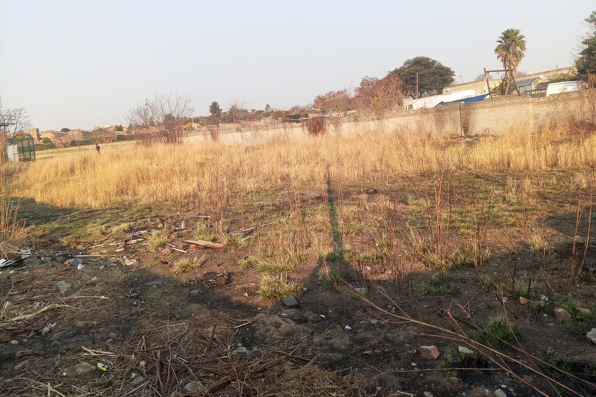 A Vacant Land With Services Available In Lombardy East. - Photo 3