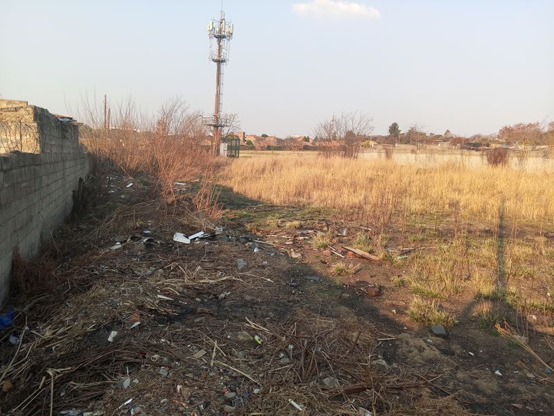 A Vacant Land With Services Available In Lombardy East. - Photo 2