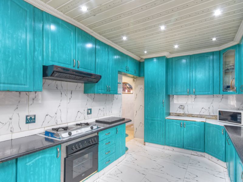 3 Bedroom family home available in Lenasia ext 2 - Photo 9