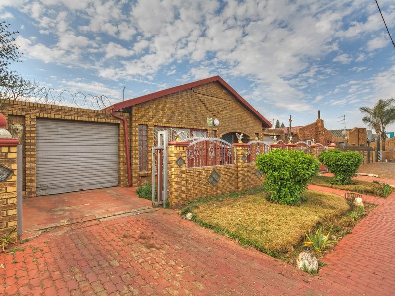 3 Bedroom family home available in Lenasia ext 2 - Photo 3