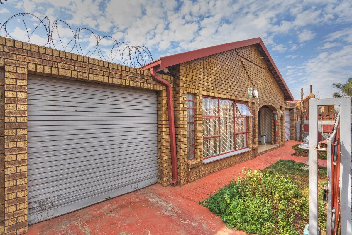3 Bedroom family home available in Lenasia ext 2 - Photo 2