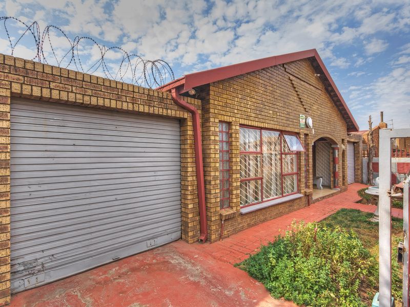 3 Bedroom family home available in Lenasia ext 2 - Photo 2