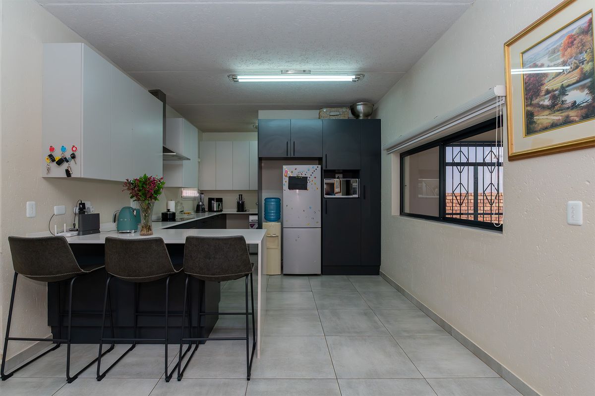 Modern Elegance Meets Practical Living in This Stunning Duplex Cluster - Photo 5