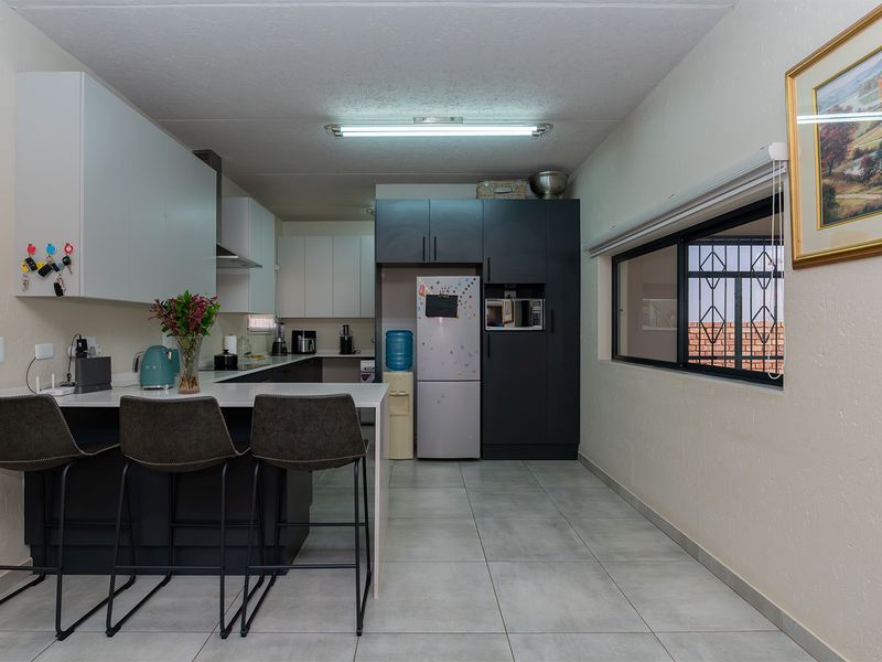 Modern Elegance Meets Practical Living in This Stunning Duplex Cluster - Photo 5