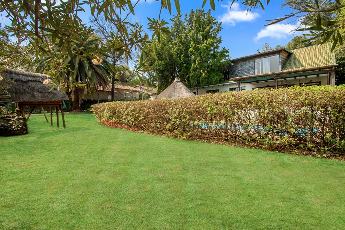 Spacious 4-Bedroom Family Home with Cottage in Secure Enclosure - Photo 4