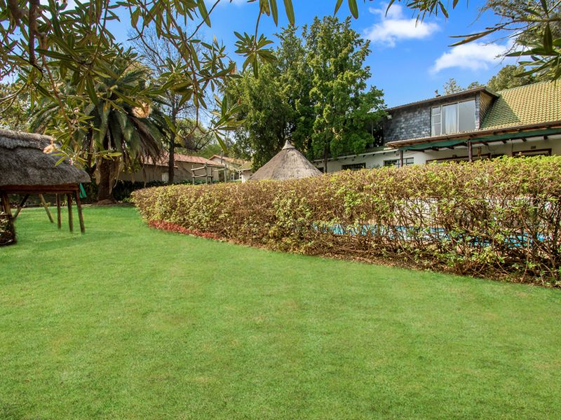 Spacious 4-Bedroom Family Home with Cottage in Secure Enclosure - Photo 4