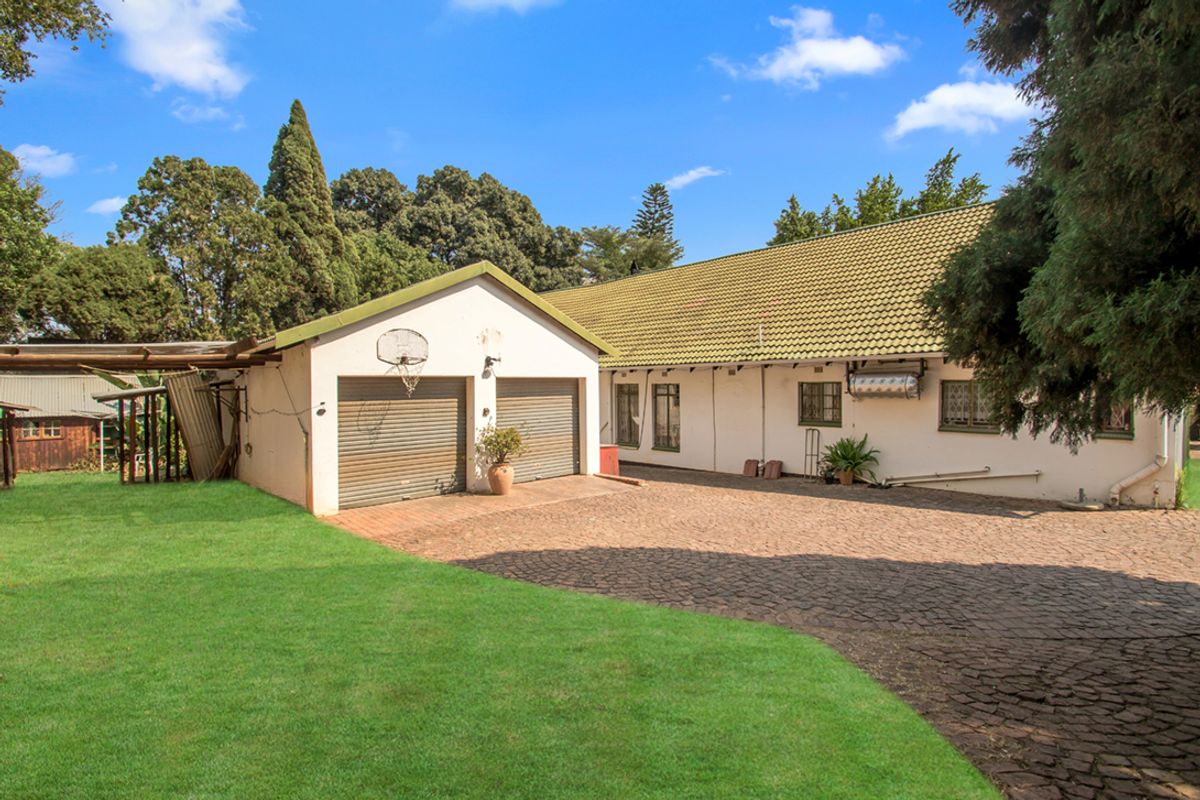 Spacious 4-Bedroom Family Home with Cottage in Secure Enclosure - Photo 5