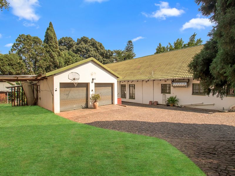 Spacious 4-Bedroom Family Home with Cottage in Secure Enclosure - Photo 5