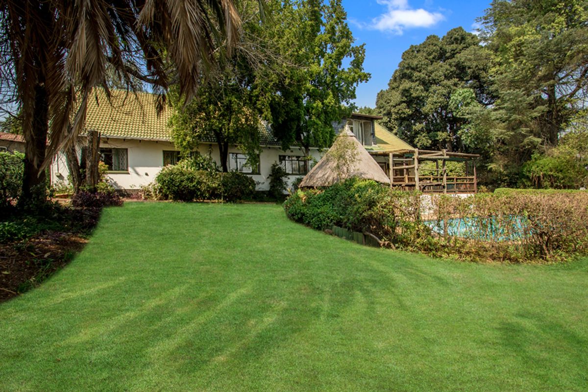 Spacious 4-Bedroom Family Home with Cottage in Secure Enclosure - Photo 2