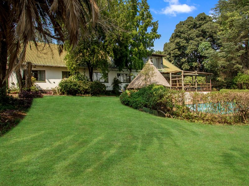 Spacious 4-Bedroom Family Home with Cottage in Secure Enclosure - Photo 2