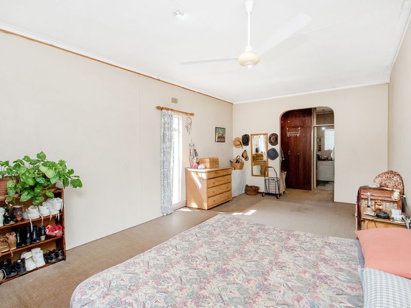 Spacious 4-Bedroom Family Home with Cottage in Secure Enclosure - Photo 10